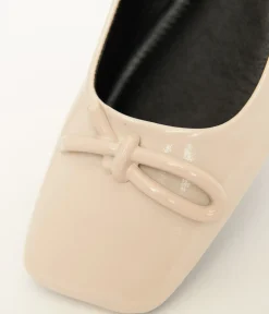 Unique Vintage Flats>1960s Beige Bow Patent Leatherette Flats