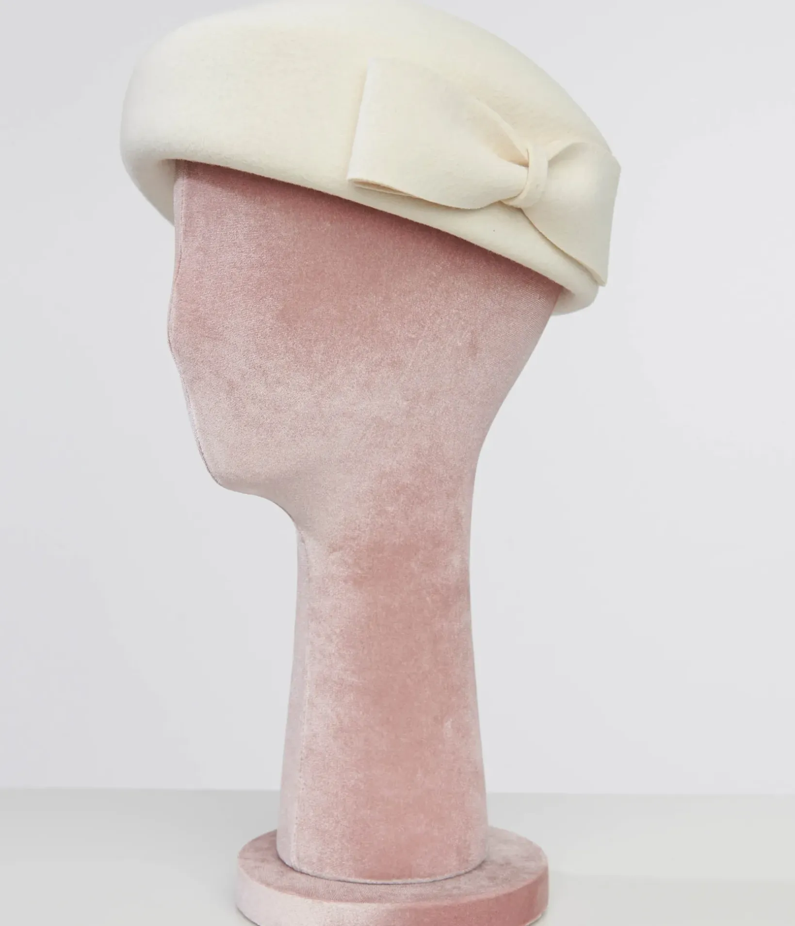 Unique Vintage Berets>1940s Cream Bow Beret