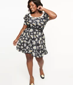 Unique Vintage Fit & Flare|Pocket Dresses>Smak Parlour Plus Size Black & White Daisy Group Chat Flare Dress