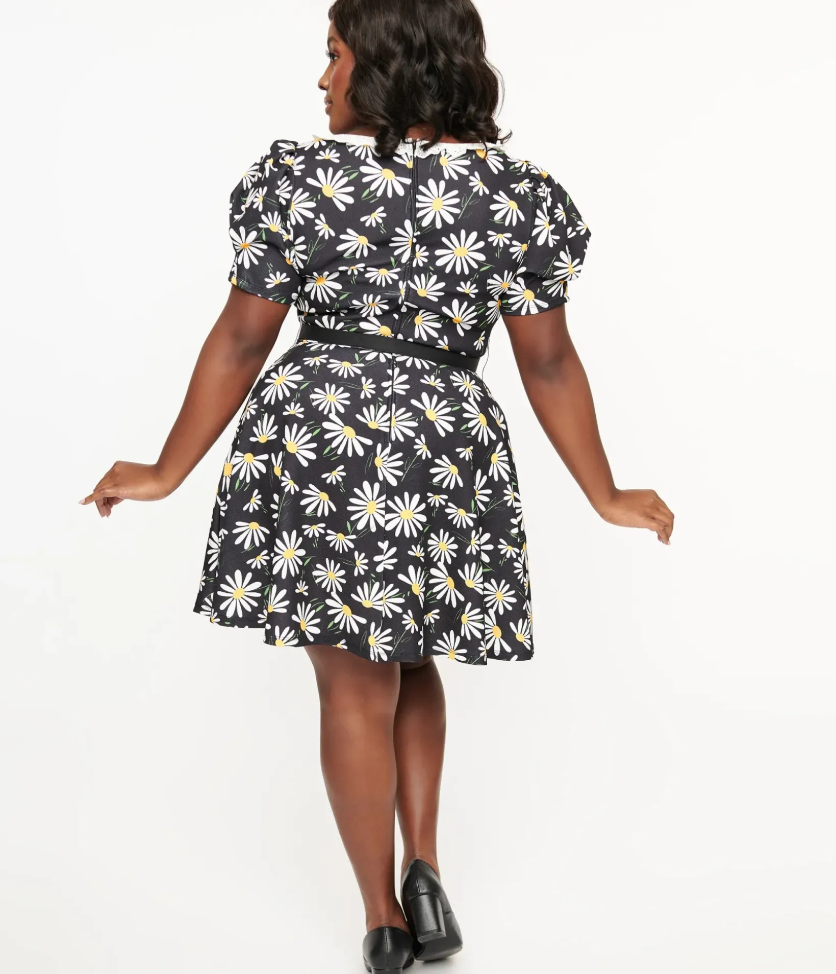 Unique Vintage Fit & Flare|Pocket Dresses>Smak Parlour Plus Size Black & White Daisy Group Chat Flare Dress