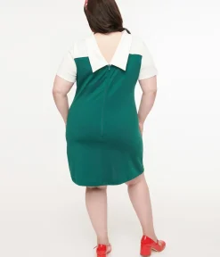 Unique Vintage Everyday Dresses>Smak Parlour Plus Size 1960s Green & White Mistletoe Pocket Shift Dress
