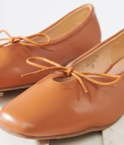 Unique Vintage Work Wear|Flats>1960s Tan Leatherette Bow Ballet Flats