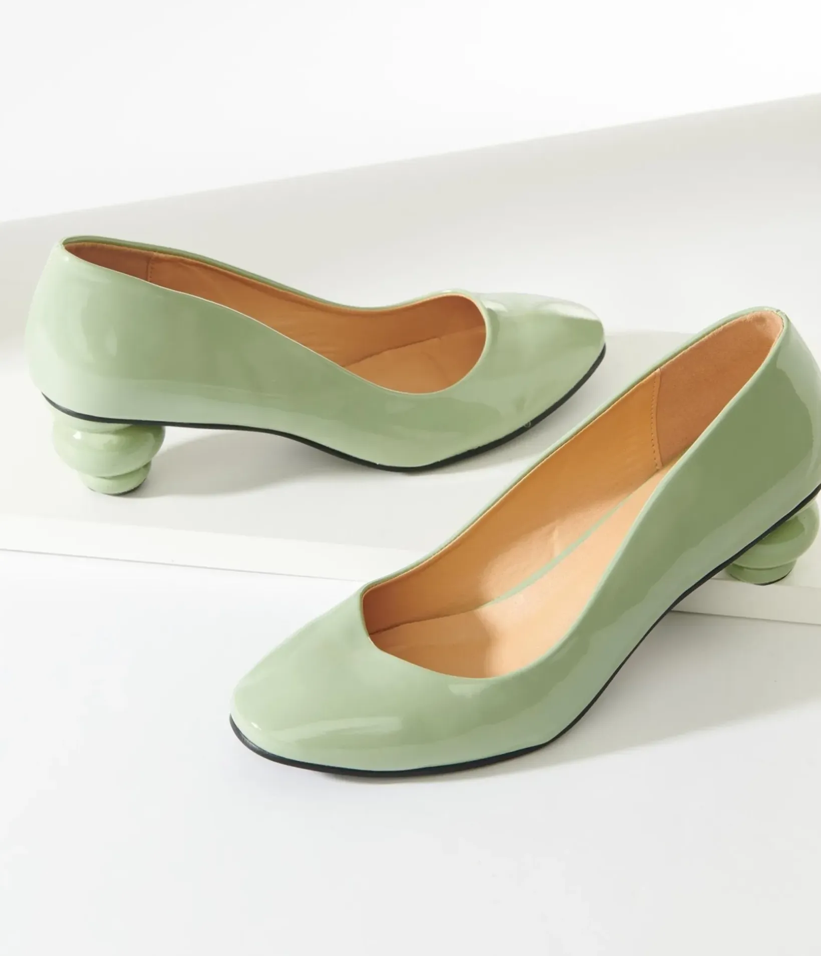 Unique Vintage Heels>Green Patent Leatherette Ball Heel Pumps