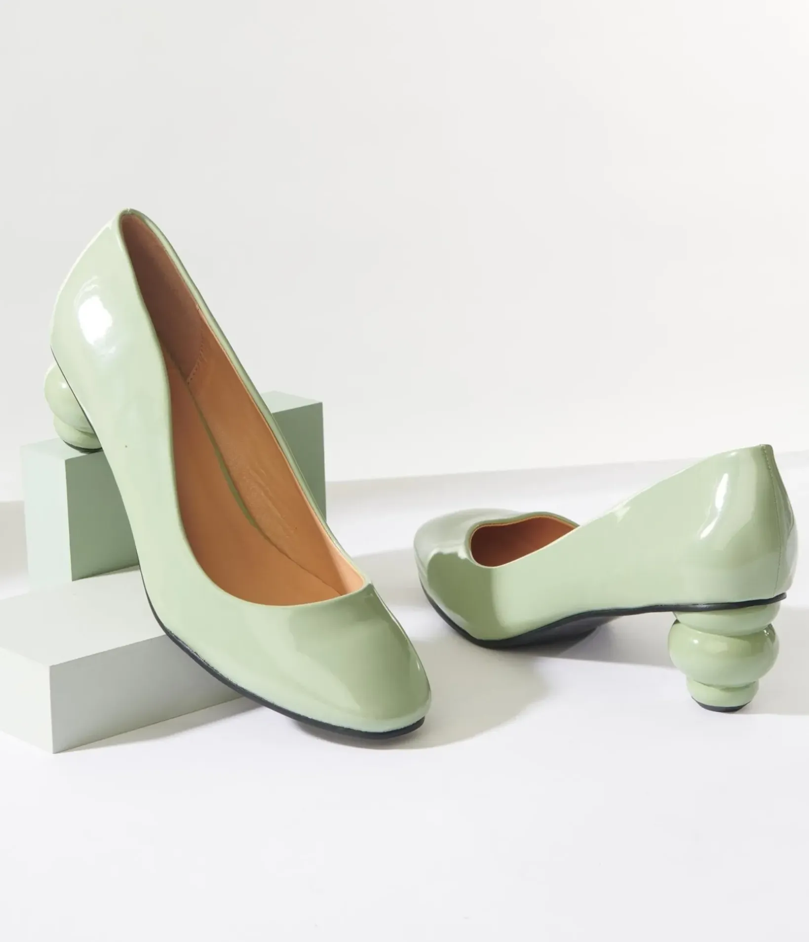 Unique Vintage Heels>Green Patent Leatherette Ball Heel Pumps